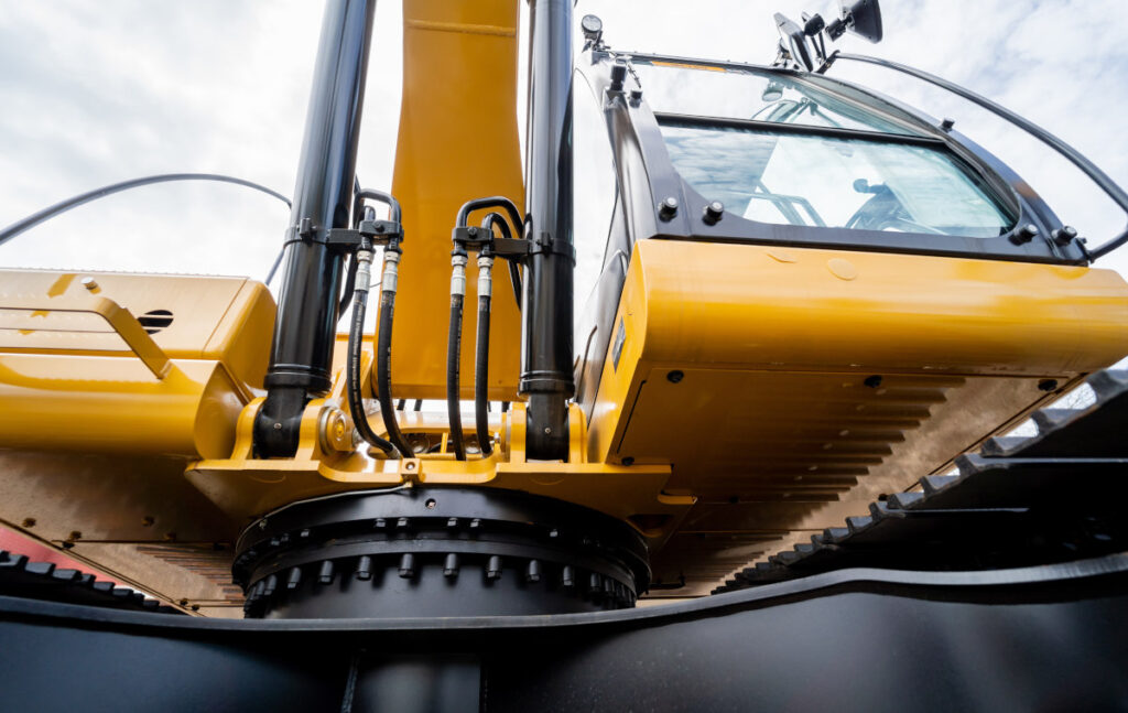 Płyn chłodniczy do maszyn budowlanych, rolniczych i TIR. Jak dobrać produkt klasy Heavy Duty?